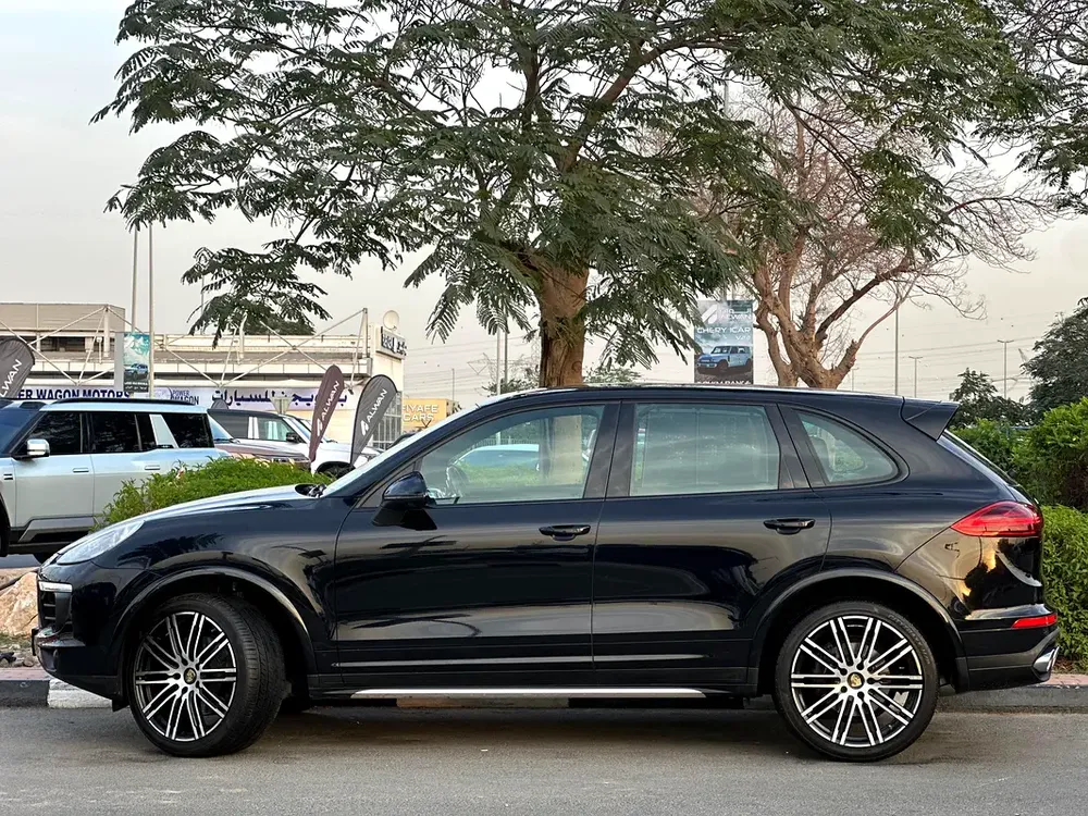 PORSCHE CAYENNE PLATINUM EDITION 2017 GCC LOW MILEAGE FULL SERVICE HISTORY NO ACCIDENTS - Image 5
