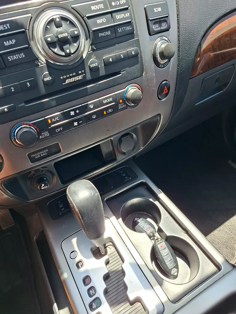 2015 Nissan Armada LE V8 GCC Specification Full Nissan Service History No Accidents Original 2 Keys - Image 15