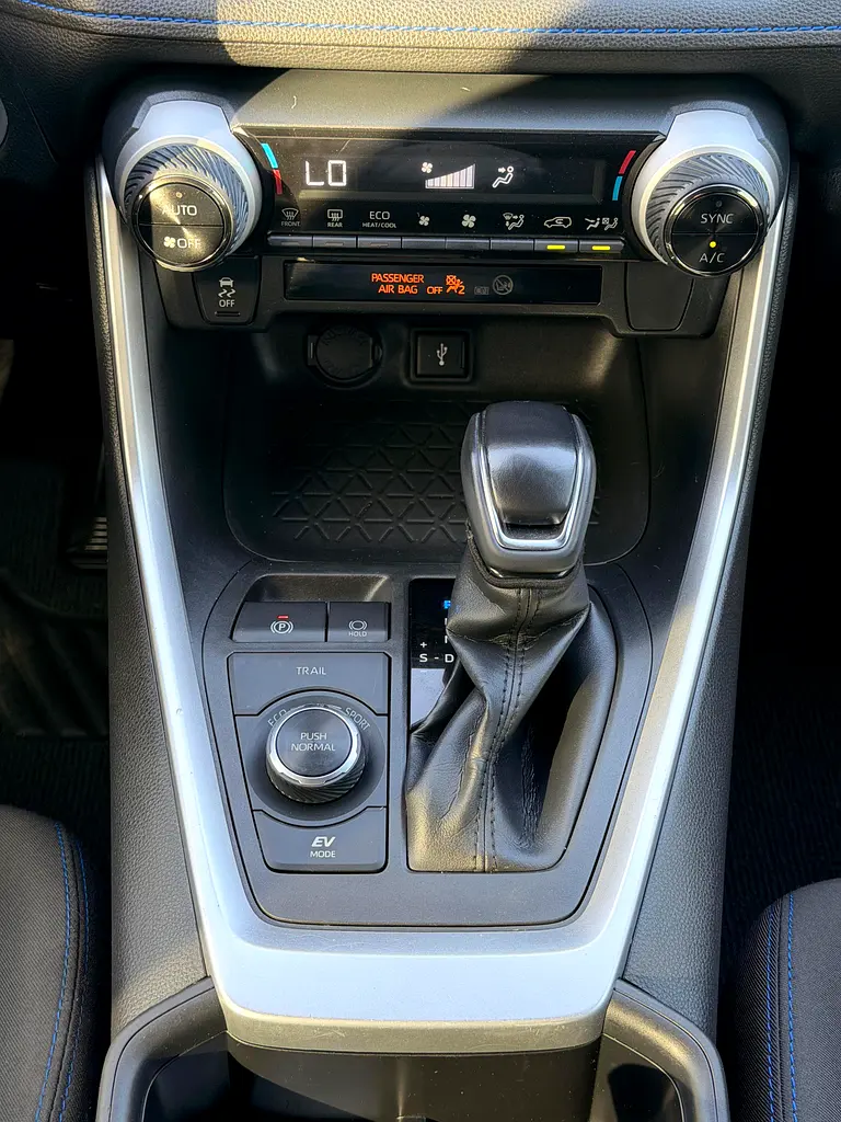 2022 Toyota RAV4 SE  4x4  - Well Maintained Full Option - Image 7