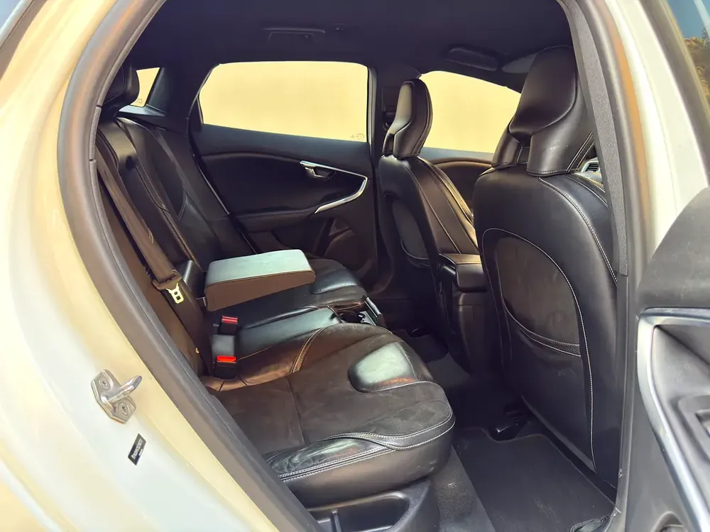 GULF SPECS 2016 VOLVO V40 T5 R-DESIGN 2.0LITRE V4 TURBO-CHARGED (AGENCY MAINTAINED TILL-DATE) - Image 17