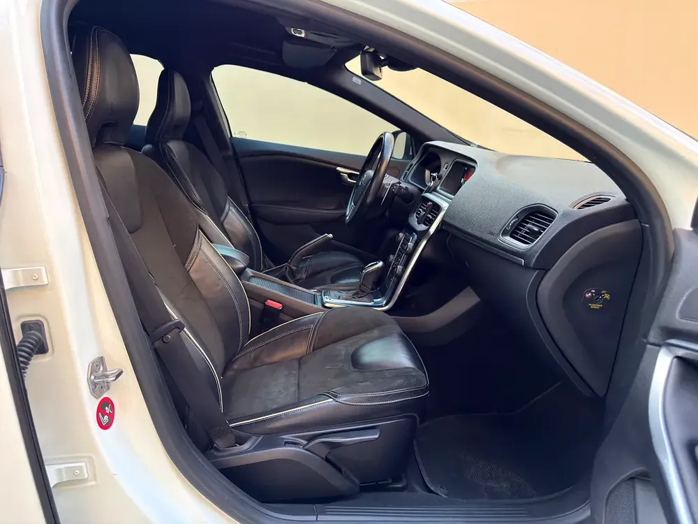 GULF SPECS 2016 VOLVO V40 T5 R-DESIGN 2.0LITRE V4 TURBO-CHARGED (AGENCY MAINTAINED TILL-DATE) - Image 18
