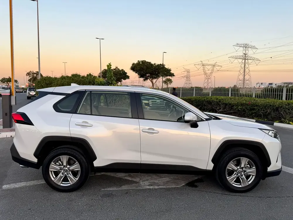 Toyota RAV4 EX No Accident Original Paint Model 2025 GCC Mid Options Excellent Conditions. - Image 5