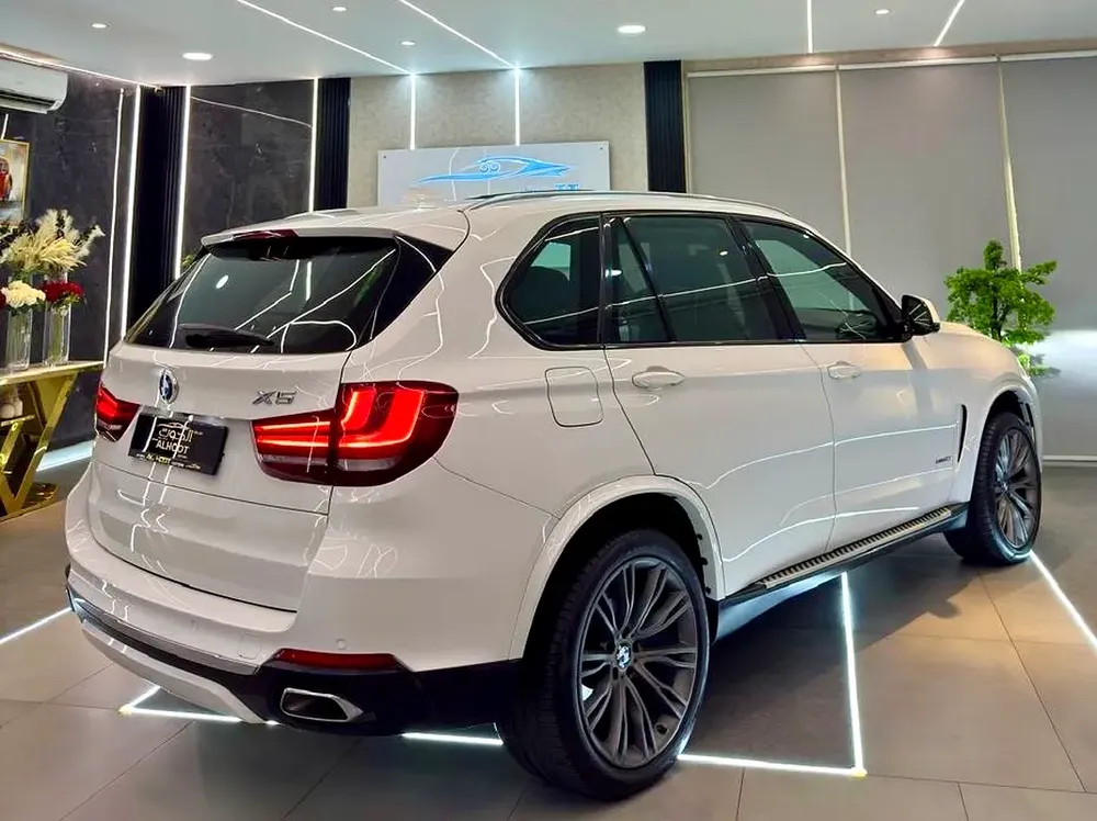 INDIVIDUAL BMW X5 V8 || 7 SEATS || TOP RANGE II GCC II ACCIDENT FREE I| BANG OLUFSEN SYSTEM I| RADAR - Image 4
