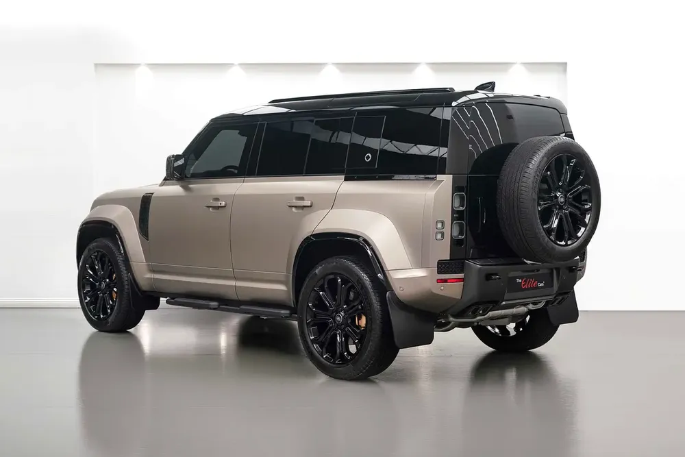 2025 LANDROVER DEFENDER 110 OCTA / FIXED SIDE STEPS / LOW MILEAGE /  DEALER WARRANTY - Image 4