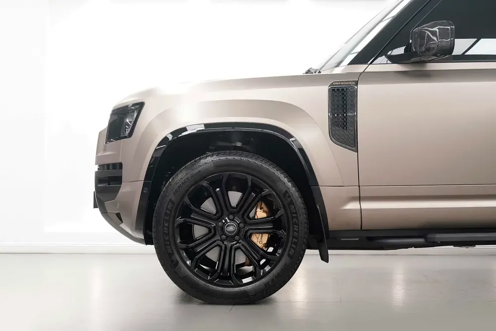 2025 LANDROVER DEFENDER 110 OCTA / FIXED SIDE STEPS / LOW MILEAGE /  DEALER WARRANTY - Image 6