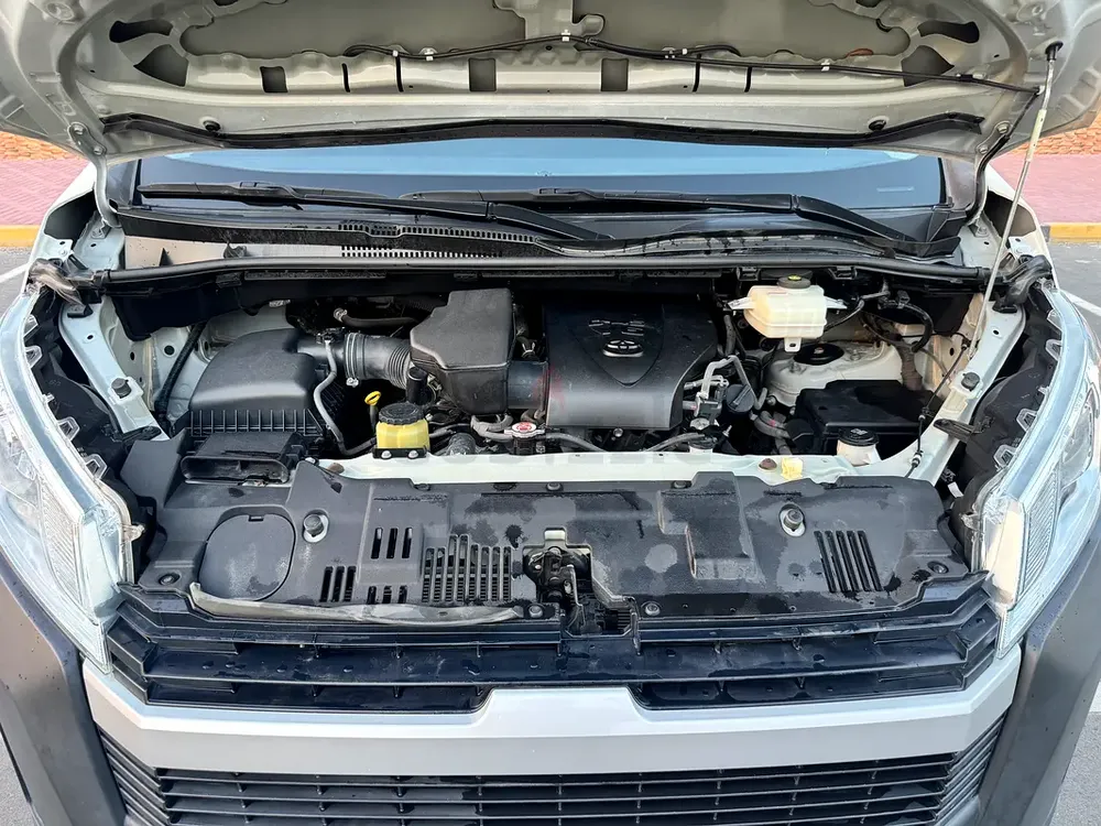 Toyota Hiace | Manual 2024 | GCC Specs | V6 Petrol Engine | Original Paint | 13 Seater - Image 12