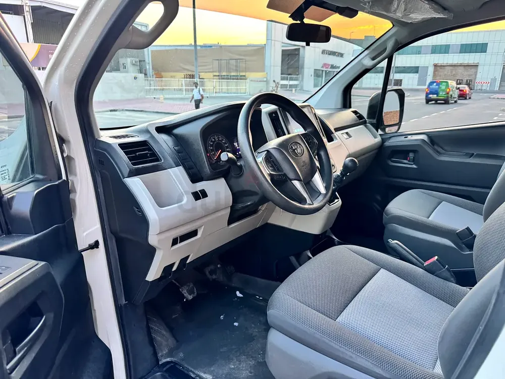 Toyota Hiace | Manual 2024 | GCC Specs | V6 Petrol Engine | Original Paint | 13 Seater - Image 4