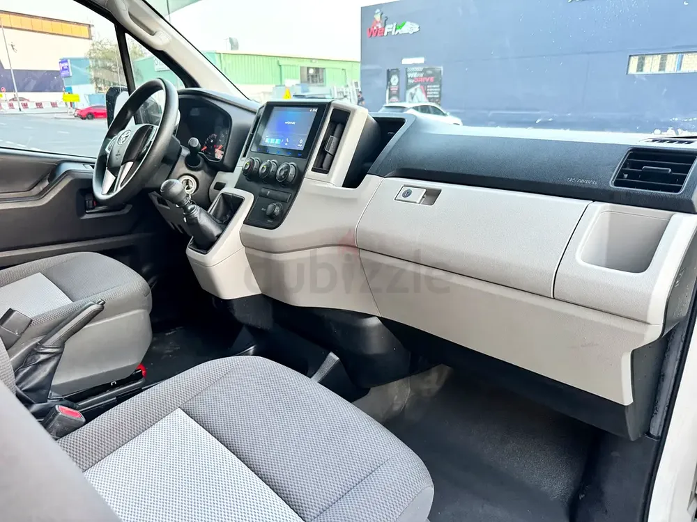 Toyota Hiace | Manual 2024 | GCC Specs | V6 Petrol Engine | Original Paint | 13 Seater - Image 7
