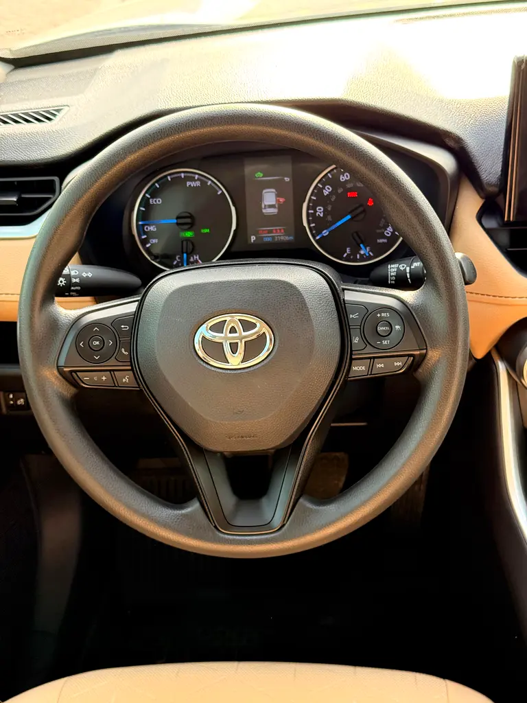 Toyota RAV4 XLE HYBRID-FULL OPTION- well maintained - Image 11