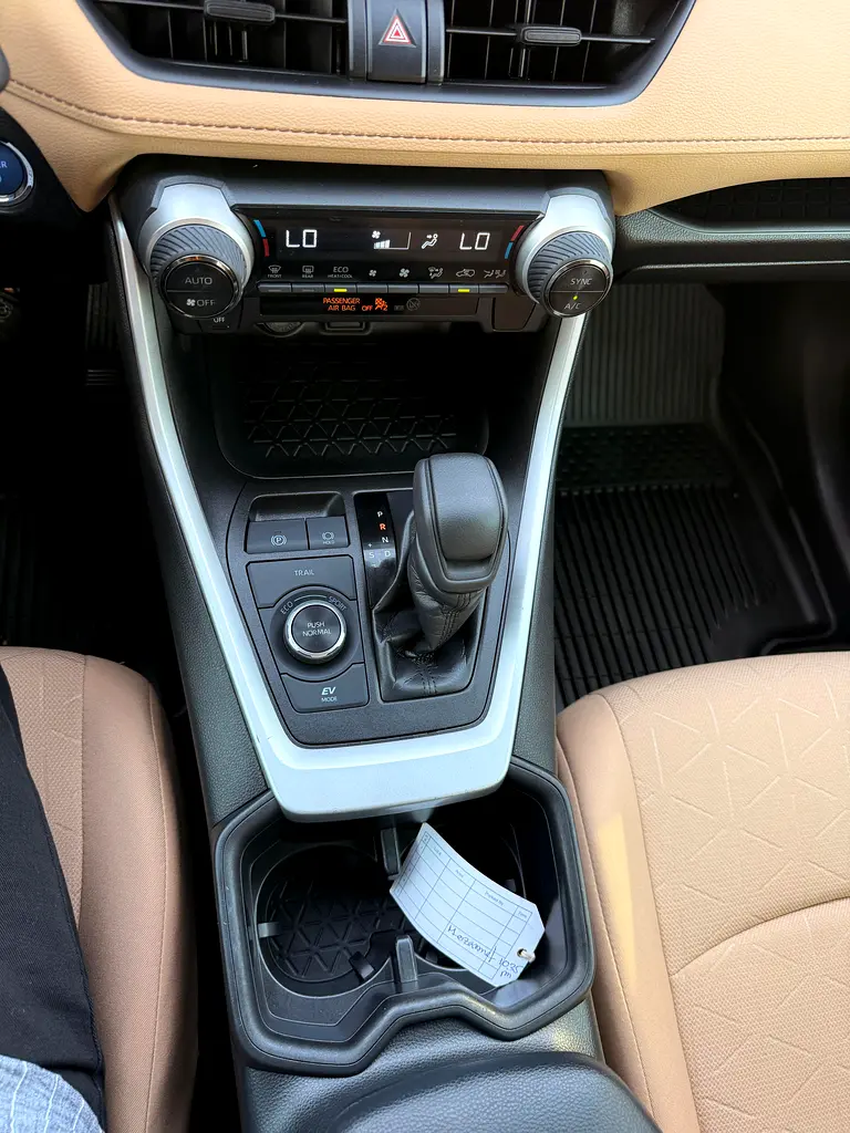 Toyota RAV4 XLE HYBRID-FULL OPTION- well maintained - Image 14