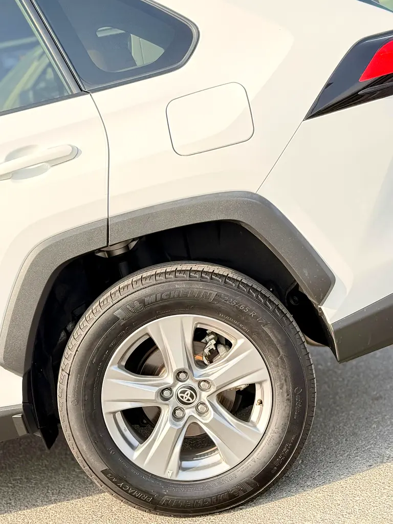 Toyota RAV4 XLE HYBRID-FULL OPTION- well maintained - Image 19