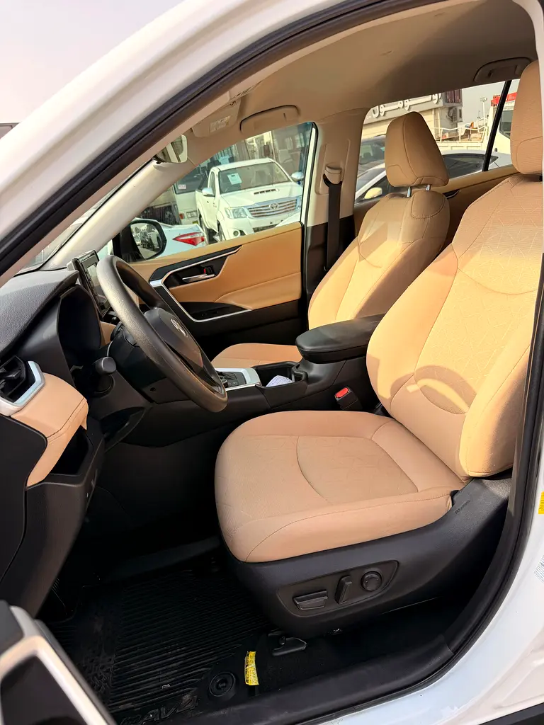 Toyota RAV4 XLE HYBRID-FULL OPTION- well maintained - Image 4