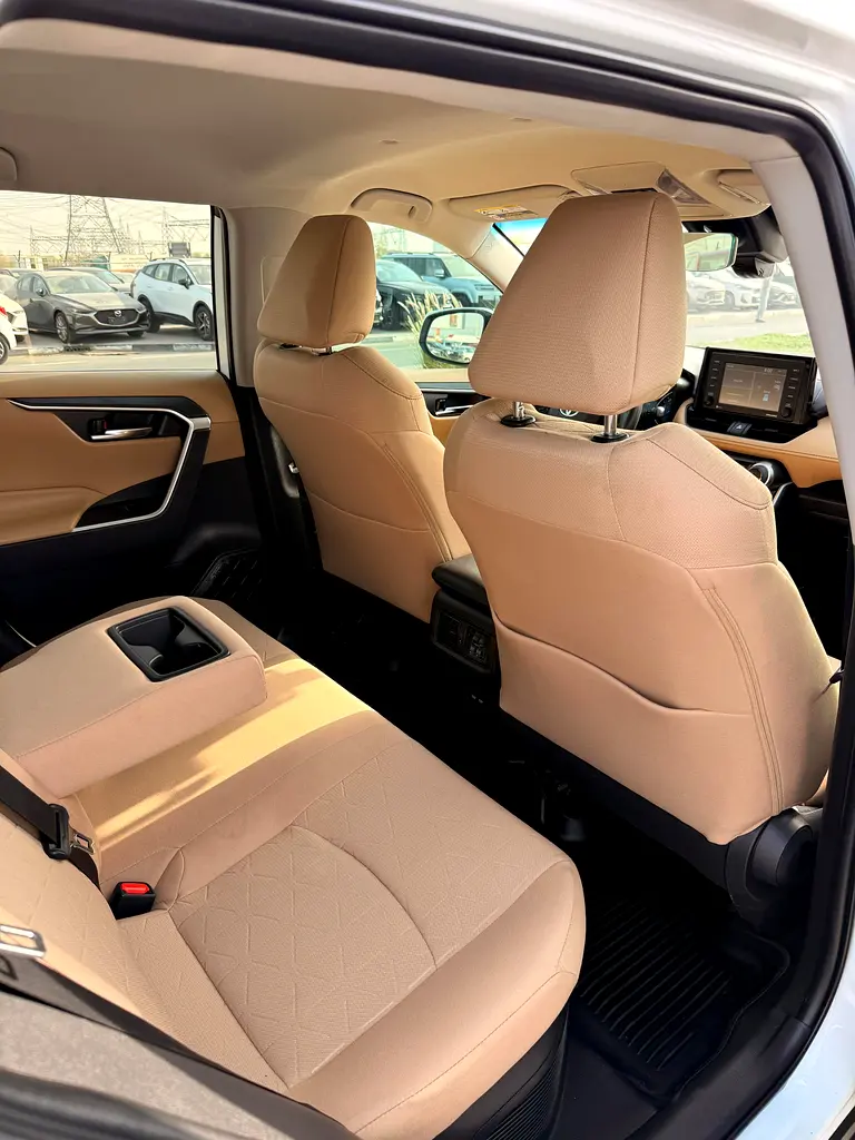 Toyota RAV4 XLE HYBRID-FULL OPTION- well maintained - Image 7