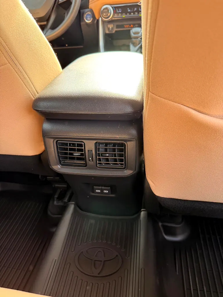 Toyota RAV4 XLE HYBRID-FULL OPTION- well maintained - Image 8