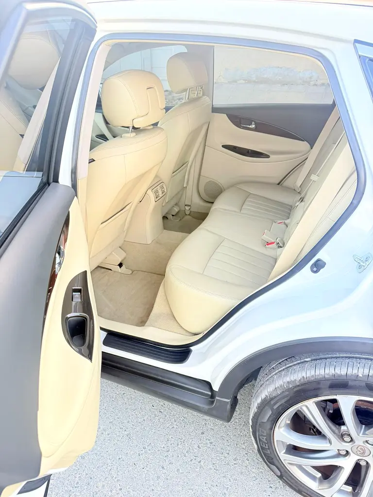Infiniti QX50 Luxury 2018 GCC Specs - Excellent Condition! - Image 17
