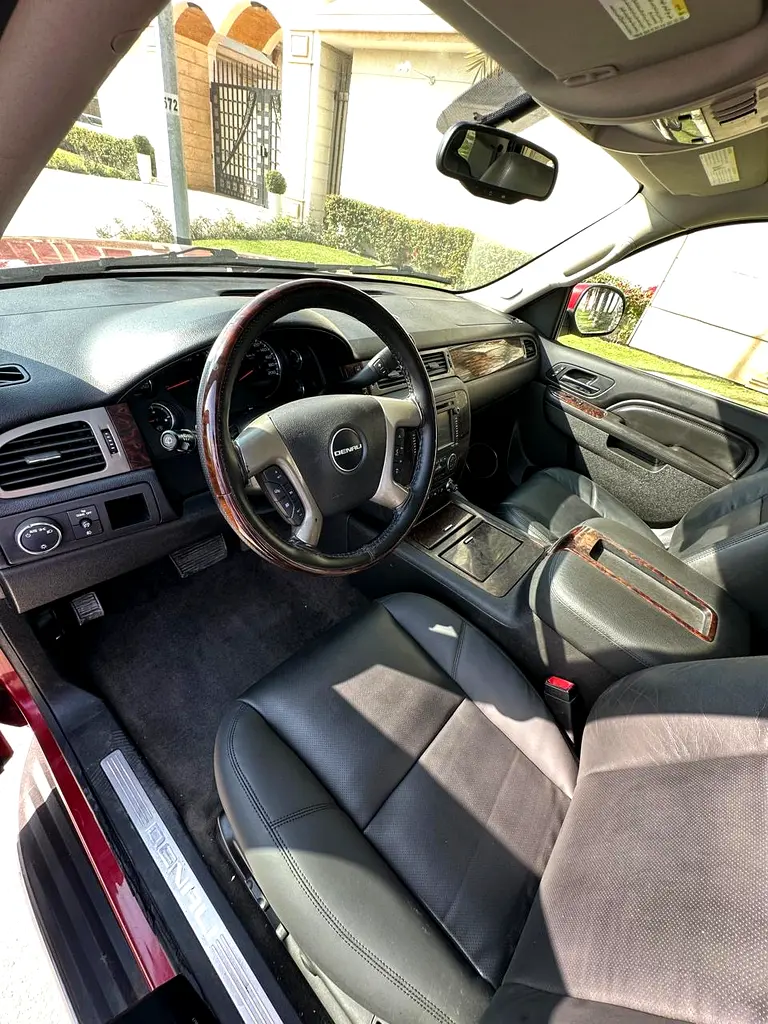 GMC Yukon Denali 2014 - GCC Specs - Perfect Condition - Image 13