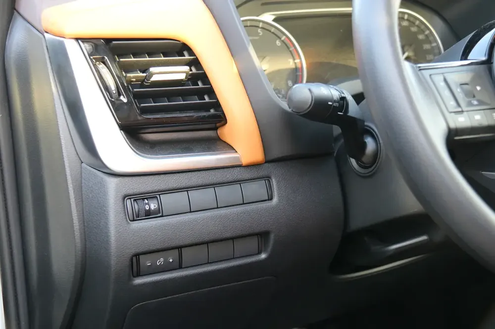 X-TRAIL T33 2.5L X-TRONIC CVT 3ROW 2WD S 2 - Brand New! - Image 5