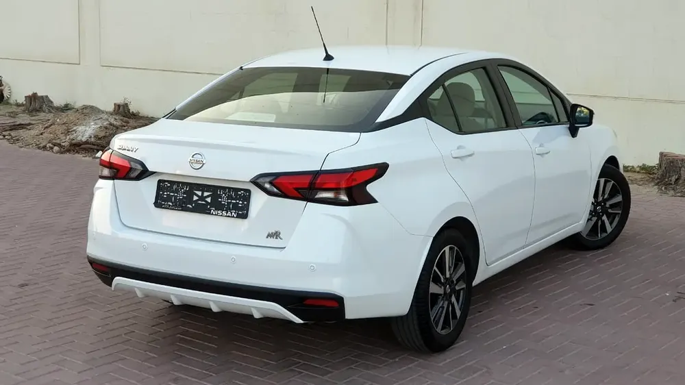 NISSAN SUNNY 1.5L - GCC SPECS - UNDER WARRANTY - FULL SERVICE HISTORY - ACCIDENT FREE - - Image 4