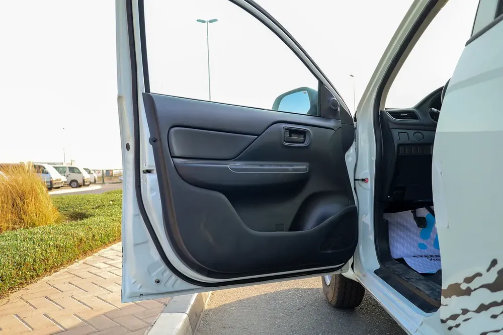 Mitsubishi L200 2.5L DIESEL DCABIN 4x2 GL 5MT - MY2023 - Image 9