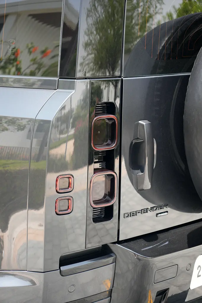 2022 Defender 110 HSE (P400) | 7 Seater | GCC | Carpathian Grey | Full Service History | Warranty - Image 11