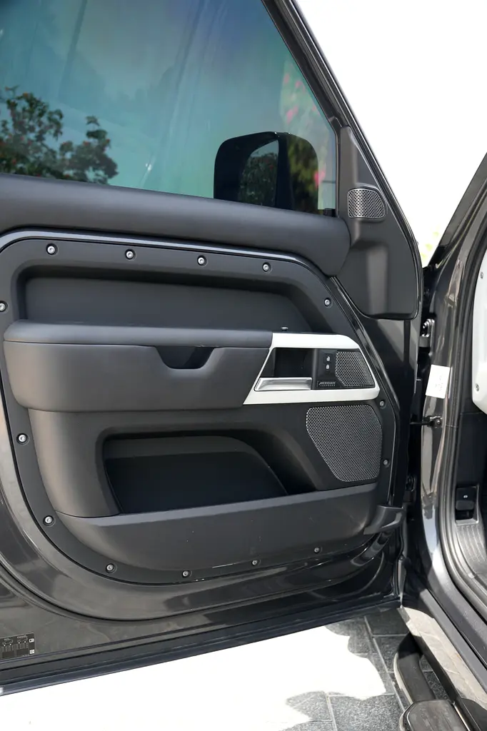 2022 Defender 110 HSE (P400) | 7 Seater | GCC | Carpathian Grey | Full Service History | Warranty - Image 15