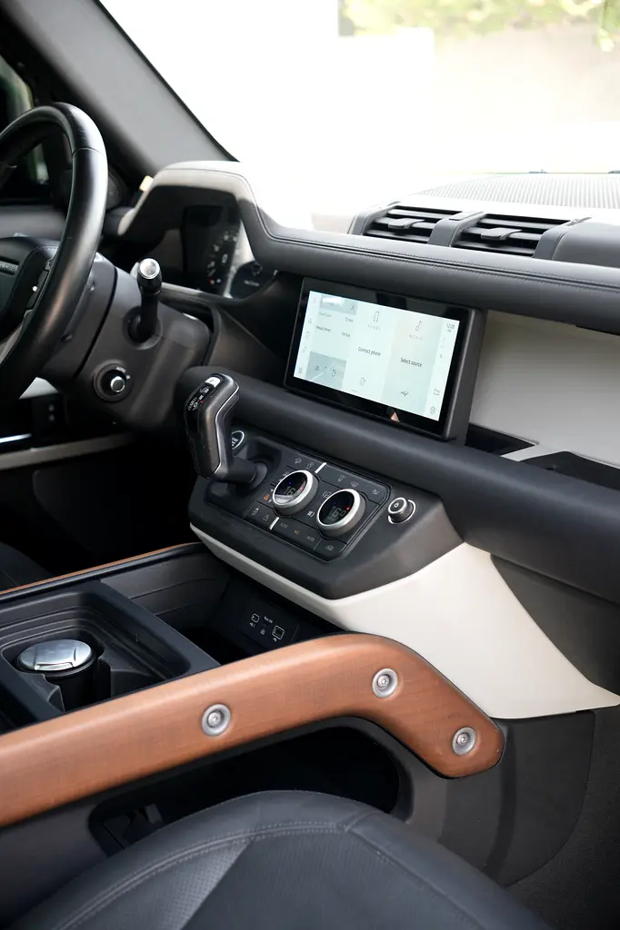 2022 Defender 110 HSE (P400) | 7 Seater | GCC | Carpathian Grey | Full Service History | Warranty - Image 16