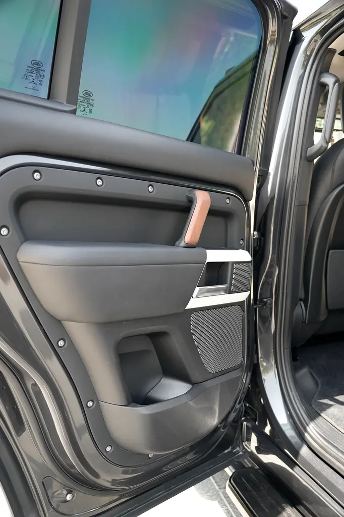 2022 Defender 110 HSE (P400) | 7 Seater | GCC | Carpathian Grey | Full Service History | Warranty - Image 17