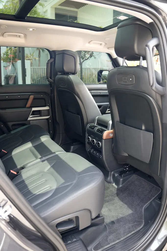 2022 Defender 110 HSE (P400) | 7 Seater | GCC | Carpathian Grey | Full Service History | Warranty - Image 18
