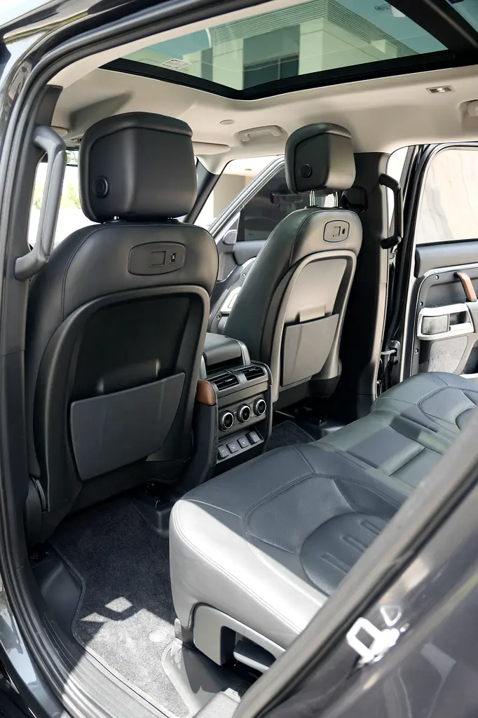 2022 Defender 110 HSE (P400) | 7 Seater | GCC | Carpathian Grey | Full Service History | Warranty - Image 19