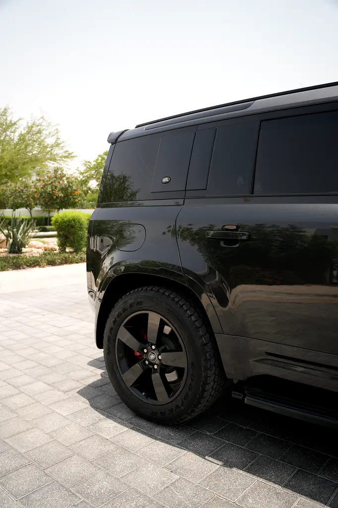2022 Defender 110 HSE (P400) | 7 Seater | GCC | Carpathian Grey | Full Service History | Warranty - Image 4