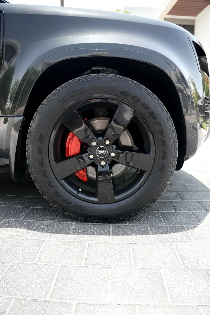 2022 Defender 110 HSE (P400) | 7 Seater | GCC | Carpathian Grey | Full Service History | Warranty - Image 5