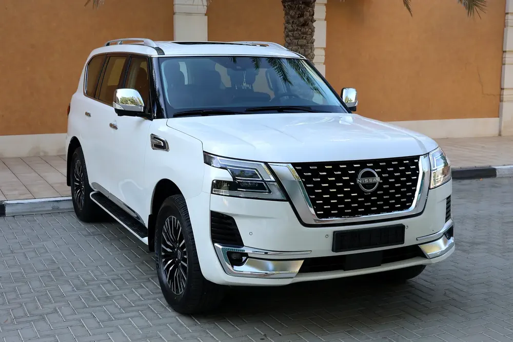 PATROL V6 SE PLATINUM - GCC SPECS - PPF - WARRANTY AND SERVICE - ACCIDENT FREE - - Image 4