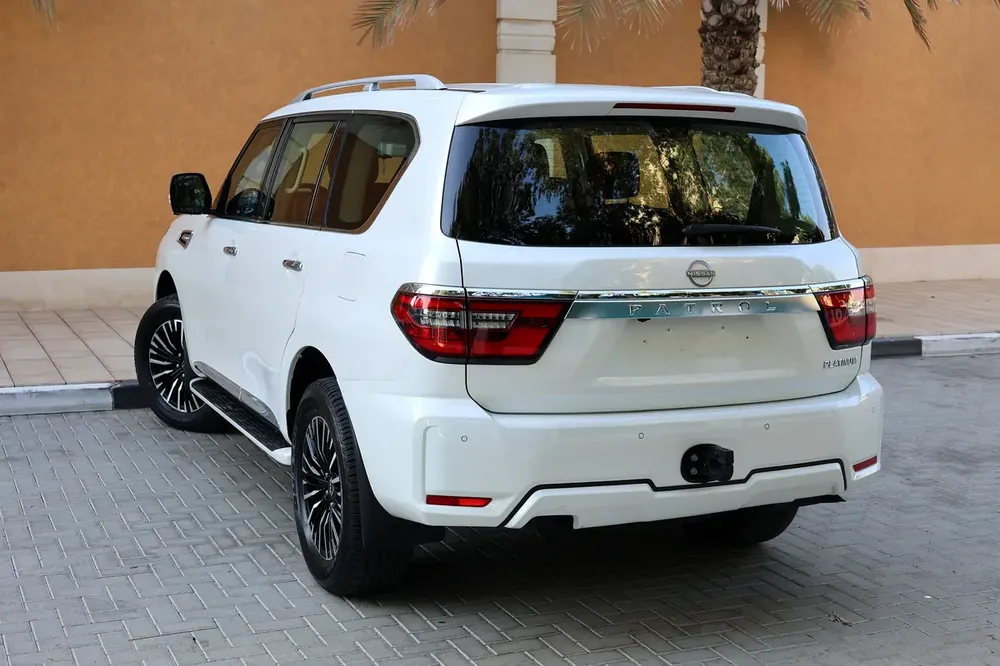 PATROL V6 SE PLATINUM - GCC SPECS - PPF - WARRANTY AND SERVICE - ACCIDENT FREE - - Image 5