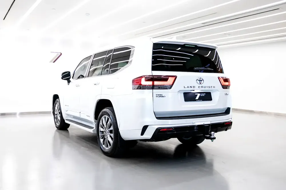 2024 Toyota Land Cruiser VXR - TWINN TURBO - GCC Specs - AS Brand New -WARRANTY - SERVICE -ONE OWNER - Image 4