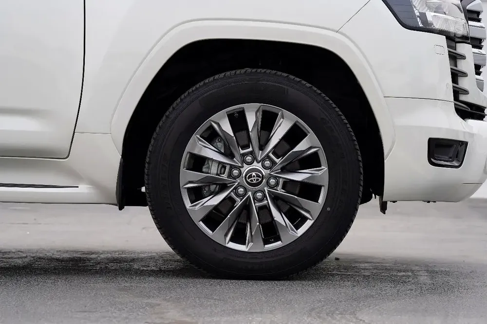 Toyota Land Cruiser GXR 2022 - 3.5 Ltr 409tt - GCC Specs - Al Futtaim Warranty -Pristine Condition - Image 7