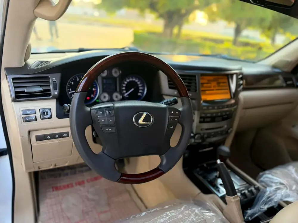 Lexus LX 570 Luxury 2010 GCC Specs - Pristine Condition - Image 11