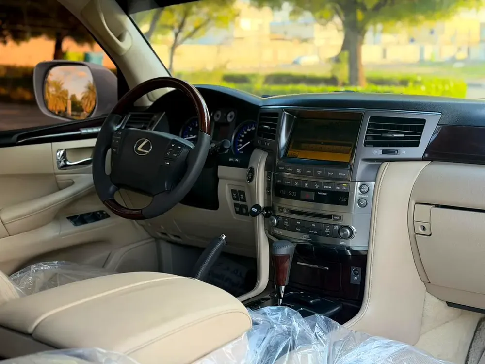 Lexus LX 570 Luxury 2010 GCC Specs - Pristine Condition - Image 12