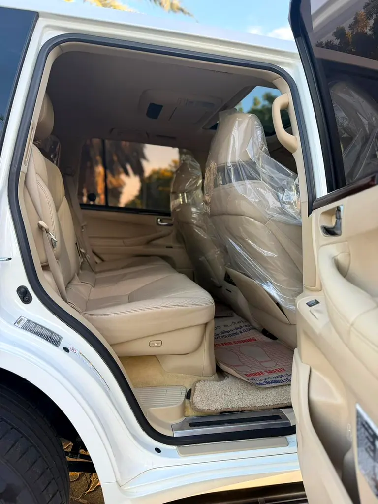 Lexus LX 570 Luxury 2010 GCC Specs - Pristine Condition - Image 13