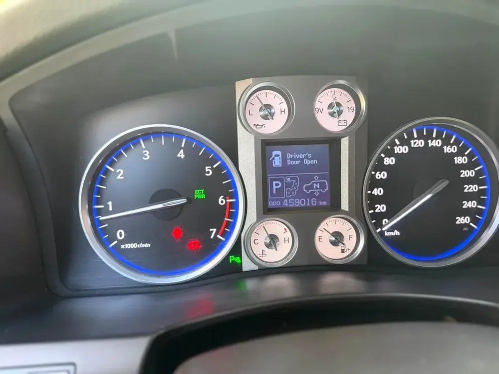 Lexus LX 570 Luxury 2010 GCC Specs - Pristine Condition - Image 14