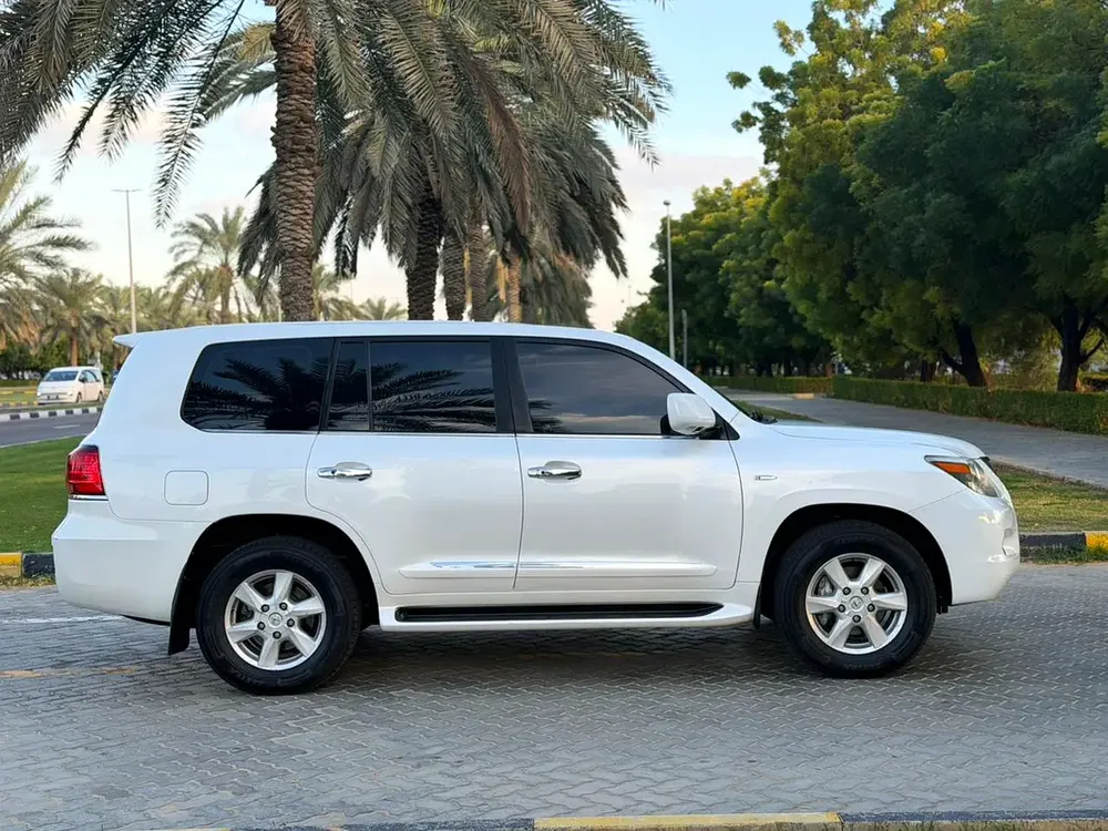 Lexus LX 570 Luxury 2010 GCC Specs - Pristine Condition - Image 6