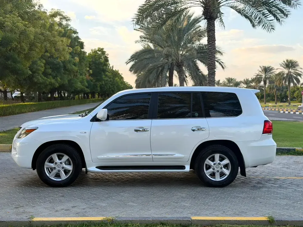 Lexus LX 570 Luxury 2010 GCC Specs - Pristine Condition - Image 7