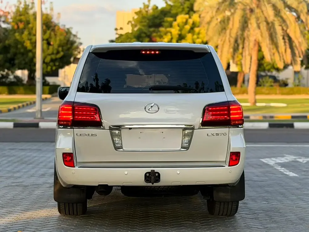 Lexus LX 570 Luxury 2010 GCC Specs - Pristine Condition - Image 8