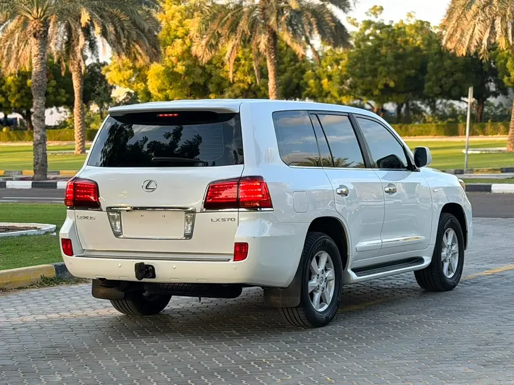 Lexus LX 570 Luxury 2010 GCC Specs - Pristine Condition - Image 9