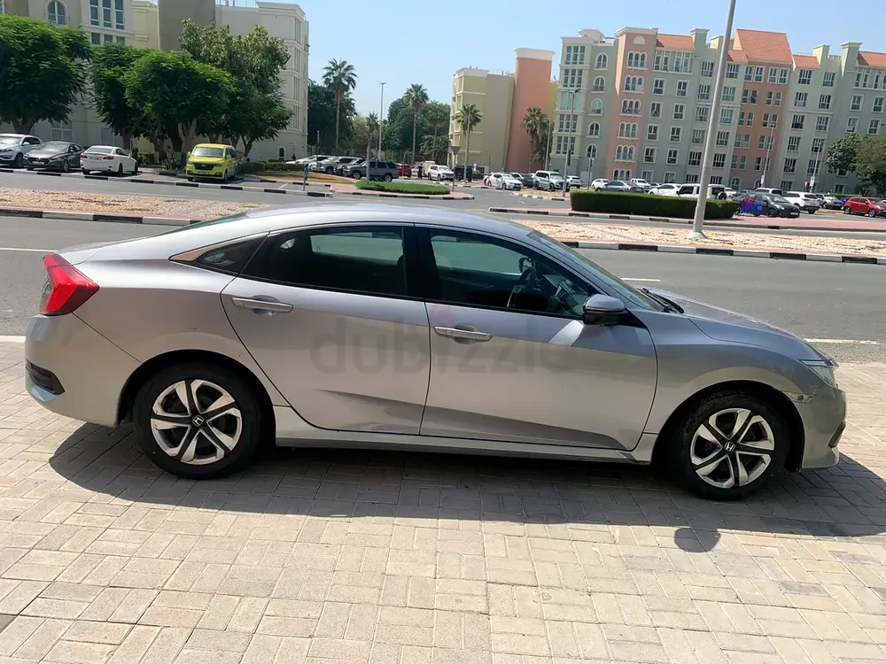 Honda Civic 2.0 EX 2016 Model GCC Specs In Perfect Condition - Image 4