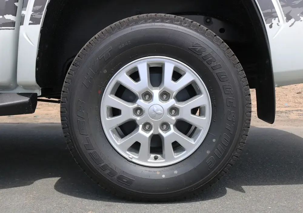 Mitsubishi L200 2026 MT Petrol GCC Specs Brand New - Image 17