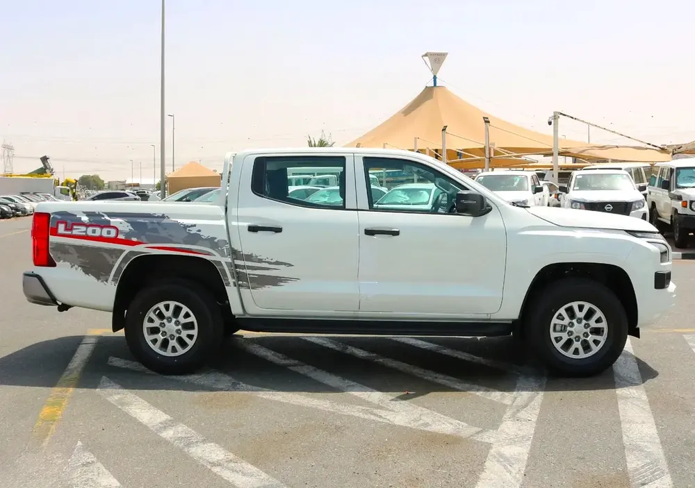 Mitsubishi L200 2026 MT Petrol GCC Specs Brand New - Image 4
