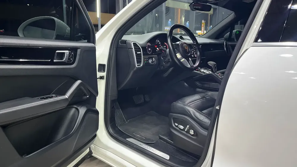 Porsche Cayenne 2018 Standard GCC Specs Full service history Original paint - Image 10