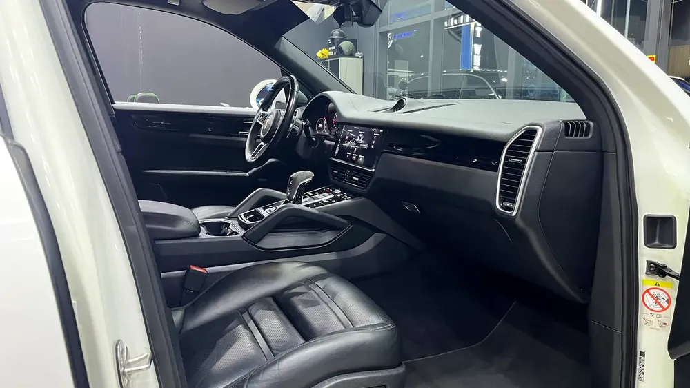 Porsche Cayenne 2018 Standard GCC Specs Full service history Original paint - Image 14