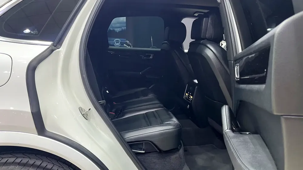 Porsche Cayenne 2018 Standard GCC Specs Full service history Original paint - Image 15