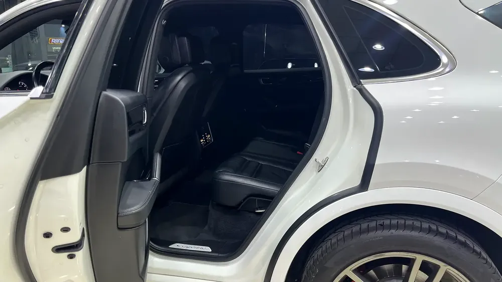 Porsche Cayenne 2018 Standard GCC Specs Full service history Original paint - Image 16